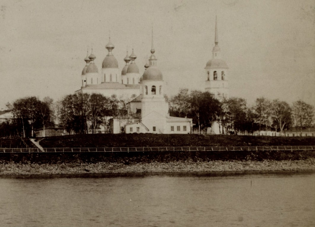 Церковь Михаила Архангела, Архангельск (Архангельск, город, Архангельская область). архивная фотография, Западный фасад с Северной Двины. На заднем плане Троицкий собор с колокольней. Фотография Я.И. Лейцингера