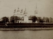 Церковь Михаила Архангела, Западный фасад с Северной Двины. На заднем плане Троицкий собор с колокольней. Фотография Я.И. Лейцингера<br>, Архангельск, Архангельск, город, Архангельская область