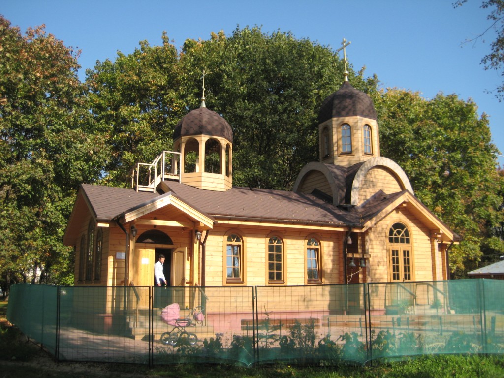 Новогиреево. Церковь Феодора Ушакова (временная) в Новогирееве. фасады