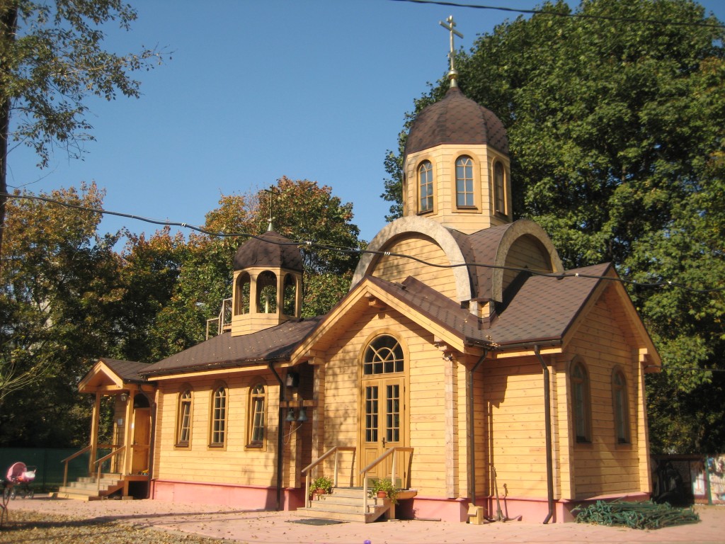 Новогиреево. Церковь Феодора Ушакова (временная) в Новогирееве. фасады