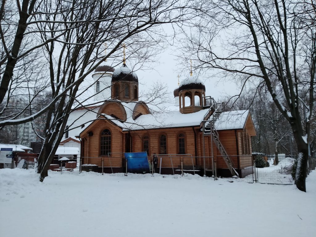 Новогиреево. Церковь Феодора Ушакова (временная) в Новогирееве. фасады