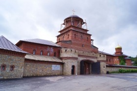 Уса-Степановка. Успенский Георгиевский монастырь. Неизвестная надвратная церковь