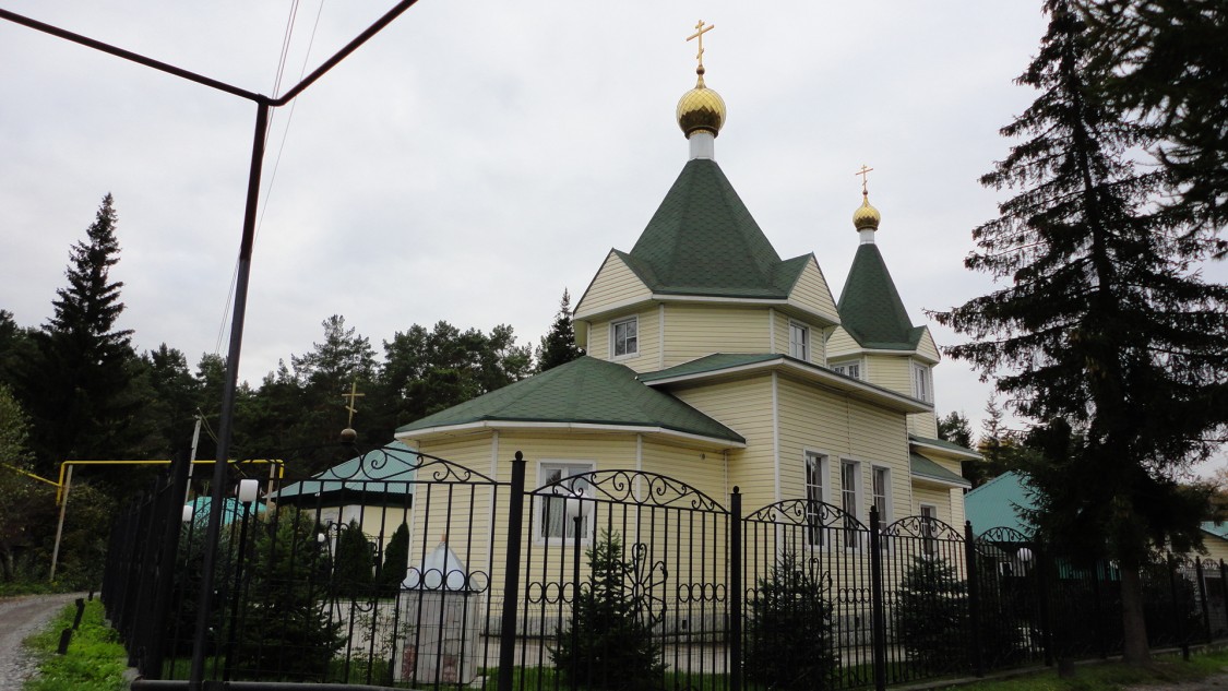 Церковь Митрофана Воронежского, Новосибирск (Новосибирск, город, Новосибирская область). фасады, Вид с улицы Изоляторной.