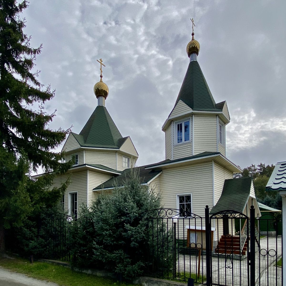 Церковь Митрофана Воронежского, Новосибирск (Новосибирск, город, Новосибирская область). фасады, Вид с СЗ ворот