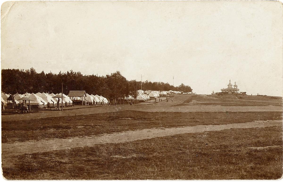 Храм в ландшафте Большого лагеря. Почтовая фотооткрытка 1900-х годов, архивная фотография. Церковь Александра Невского при Большом лагере в Красном Селе, Петровская Мельница (Ломоносовский район, Ленинградская область)