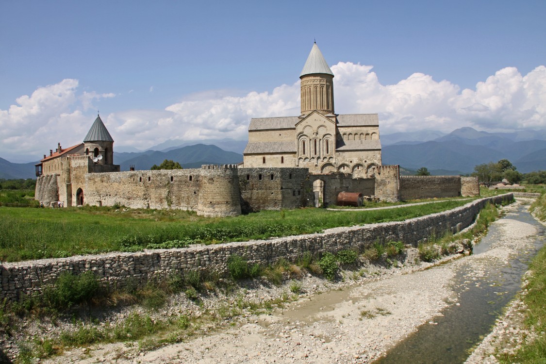 Грузия, Кахетия, Алаверди. Георгиевский монастырь, фотография. общий вид в ландшафте
