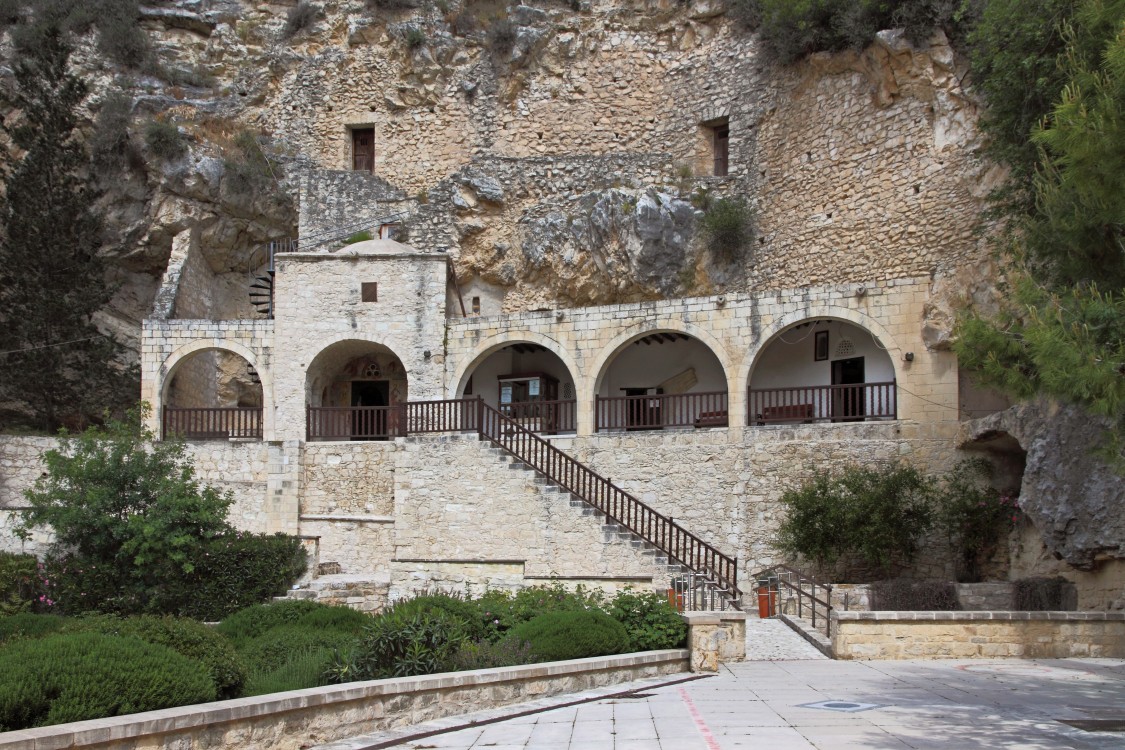 Тала. Монастырь Неофита Затворника. Пещерная церковь Честного Креста. общий вид в ландшафте