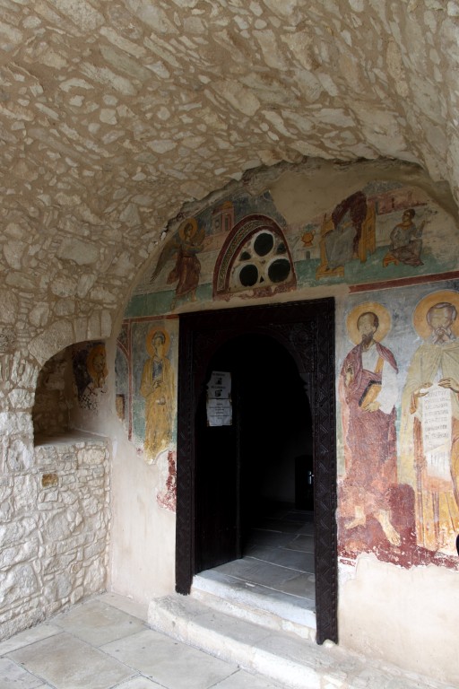Тала. Монастырь Неофита Затворника. Пещерная церковь Честного Креста. фасады, фрески у входа в пещерную церковь