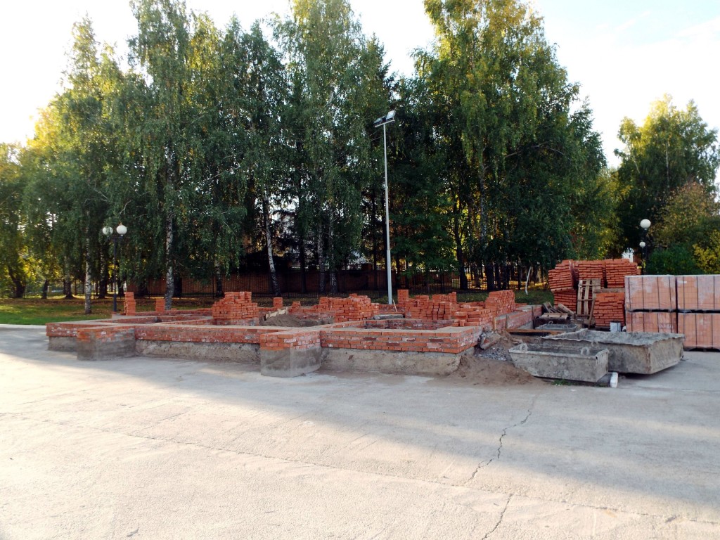 Красный Ключ. Церковь Ксении Петербургской. дополнительная информация, В сентябре 2015 строительство вышло выше уровня земли.