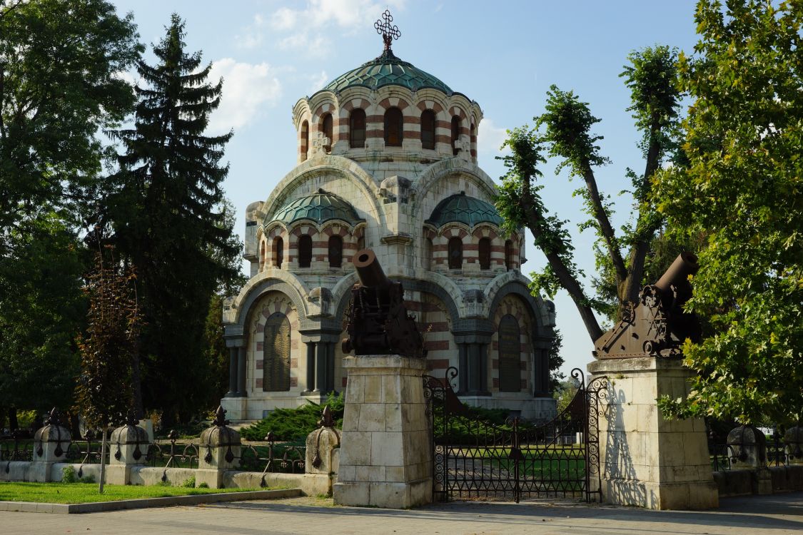Плевен. Церковь Георгия Победоносца. общий вид в ландшафте