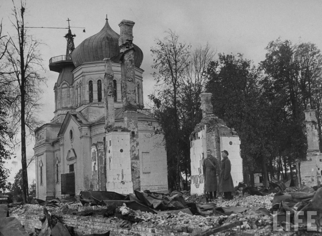 Ельня. Церковь Воскресения Христова. архивная фотография, Фото 1943 г. из журнала LIFE