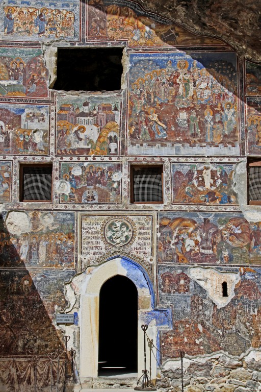 Мачка. Монастырь Панагия Сумела. архитектурные детали, фрески наружной стены