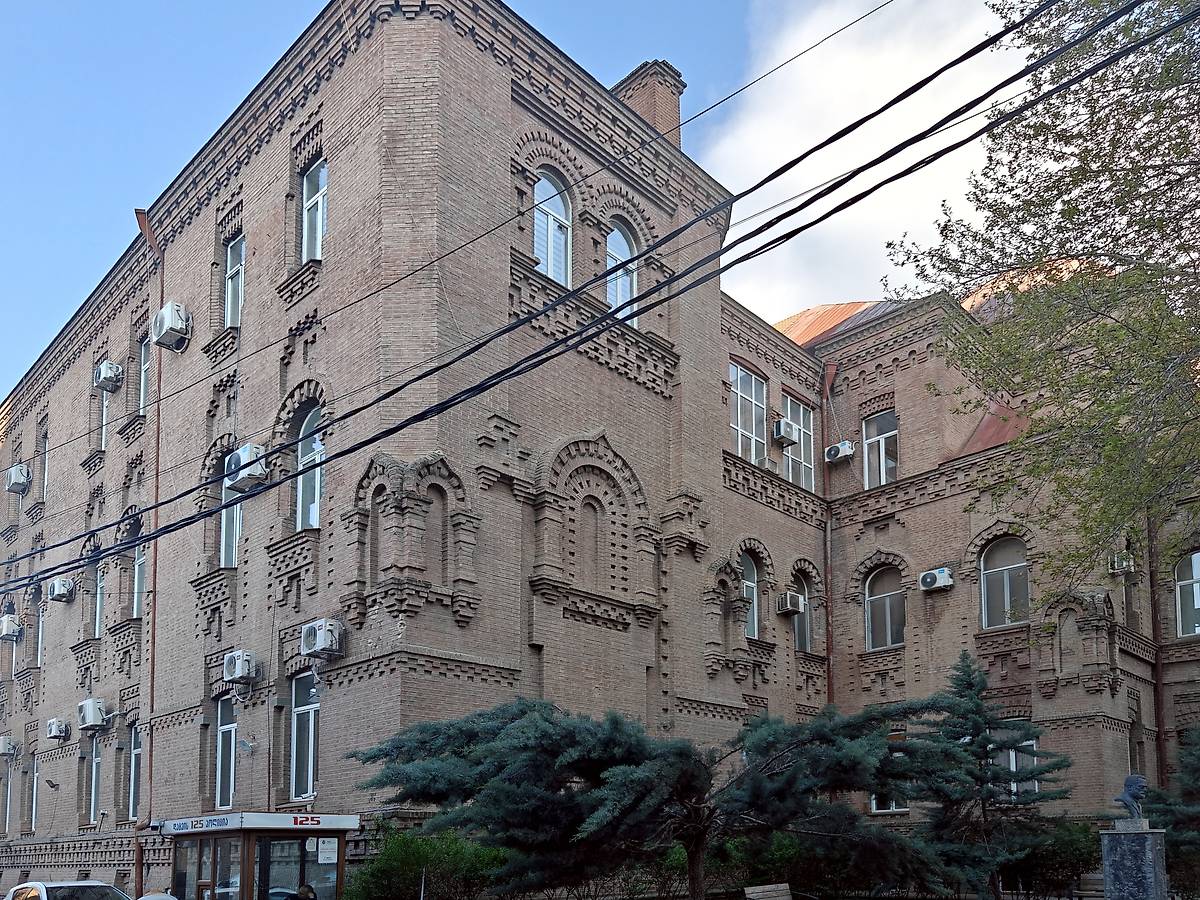 Фрагмент здания бывшей Второй гимназии. Вид с улицы Узнадзе, архитектурные детали. Неизвестная домовая церковь при бывшей 2-ой гимназии, Чугуретский район (Тбилиси, город, Грузия)