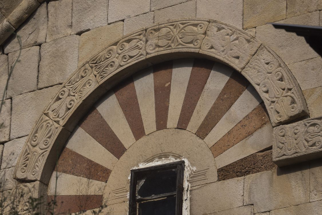 Багбаши (Хахо, Хохуд, Выхых-Капу). Монастырь Хахули. Церковь Пресвятой Богородицы. архитектурные детали, западное окно