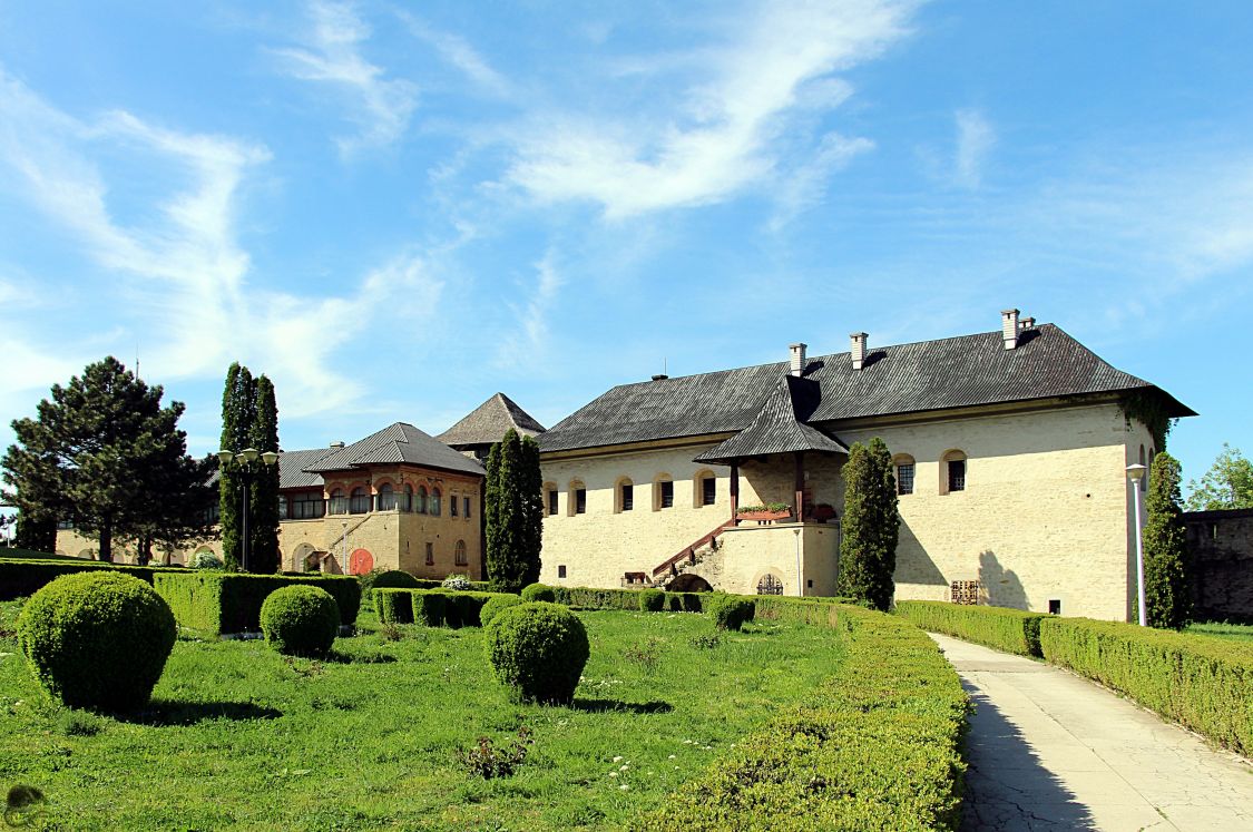 Яссы. Петропавловский монастырь. фасады, Слева новодельные монашеские кельи, справа княжеский дворец.