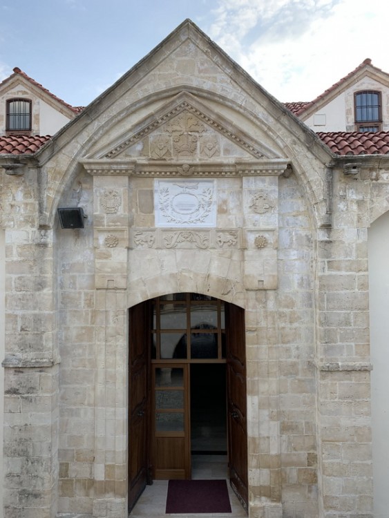 Омодос. Монастырь Животворящего Креста. фасады, Северный вход в храм Святого Креста