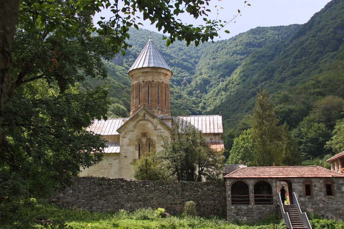 Кватахеви. Успенский монастырь. общий вид в ландшафте
