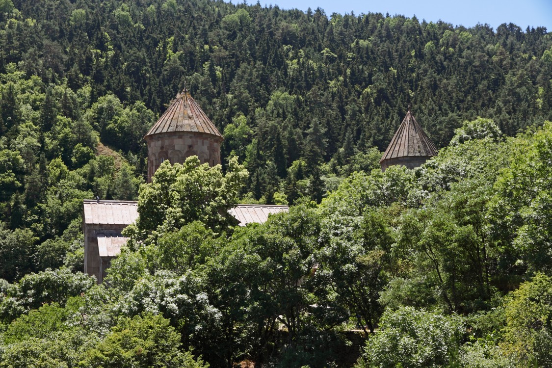 Сапара. Успенский монастырь. общий вид в ландшафте