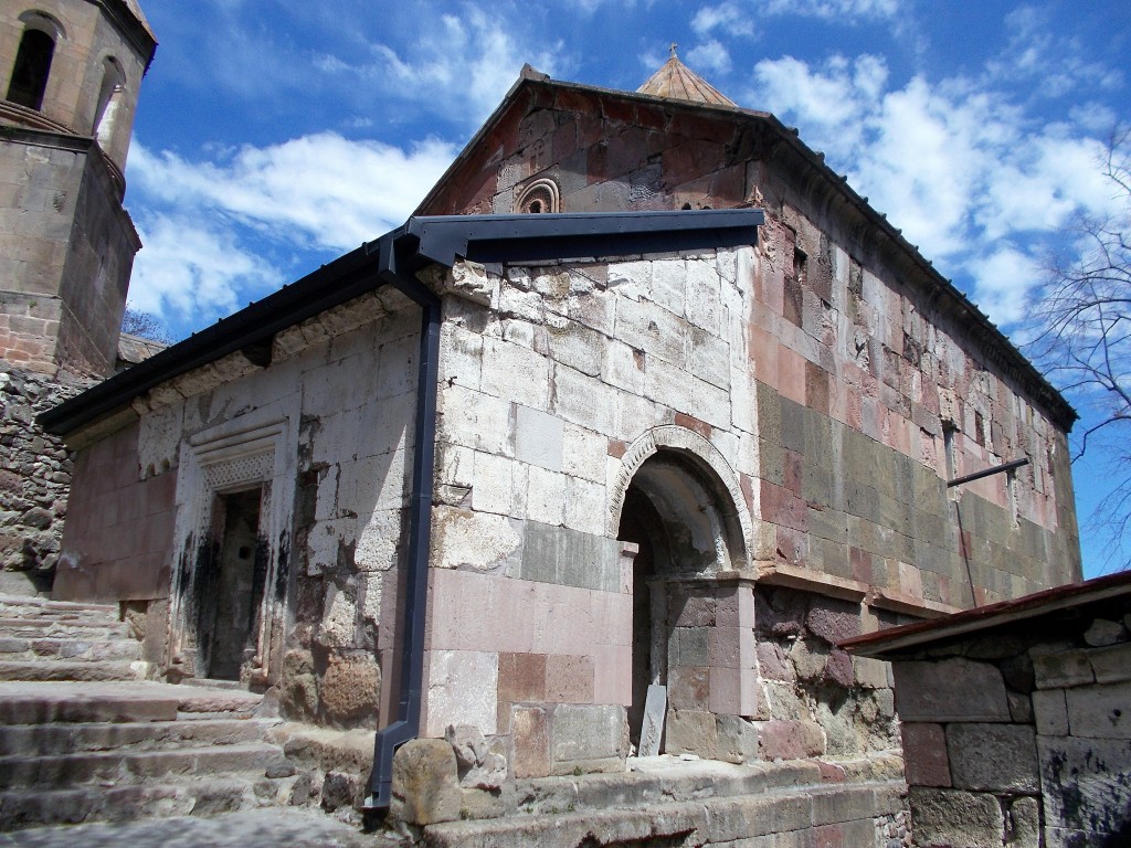 Сапара. Успенский монастырь. Церковь Успения Пресвятой Богородицы. фасады