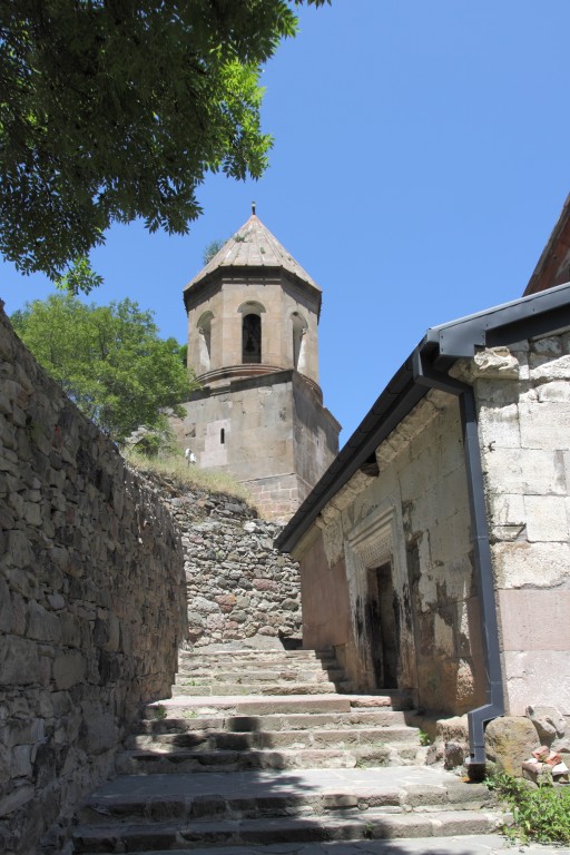 Сапара. Успенский монастырь. Церковь Марины в колокольне. общий вид в ландшафте