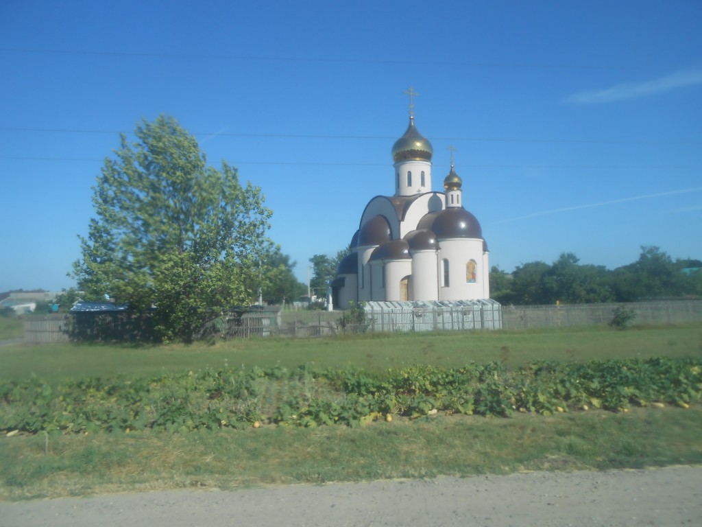 Церковь Петра и Павла, Сенной (Темрюкский район, Краснодарский край). общий вид в ландшафте
