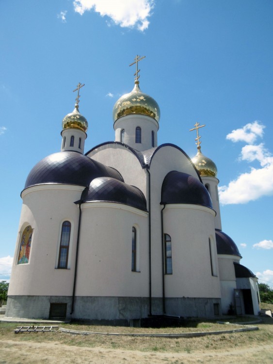 Церковь Петра и Павла, Сенной (Темрюкский район, Краснодарский край). фасады, Северо-восточный фасад церкви с апсидной частью 