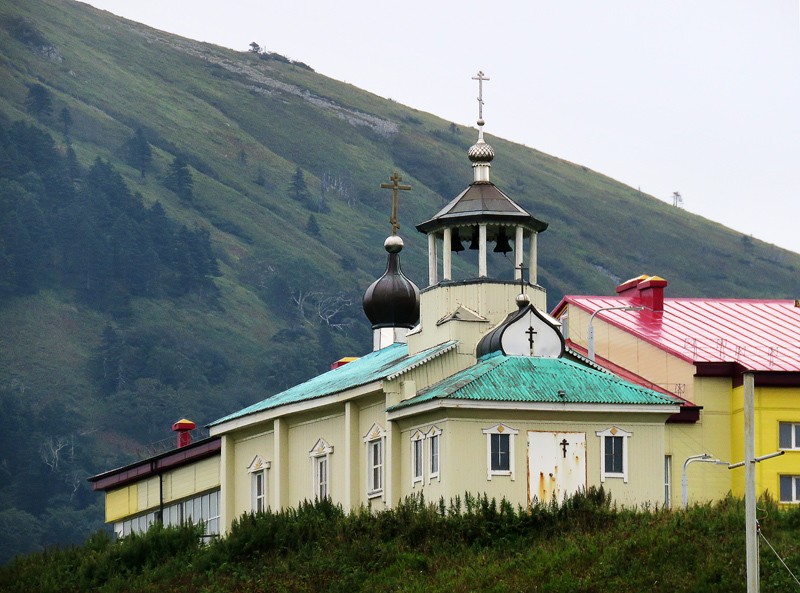 Малокурильское. Церковь Даниила Московского. общий вид в ландшафте