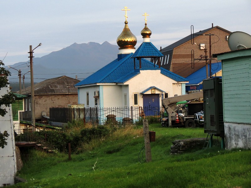 Сахалинская область, Курильск, город, Курильск. Церковь Богоявления Господня. общий вид в ландшафте