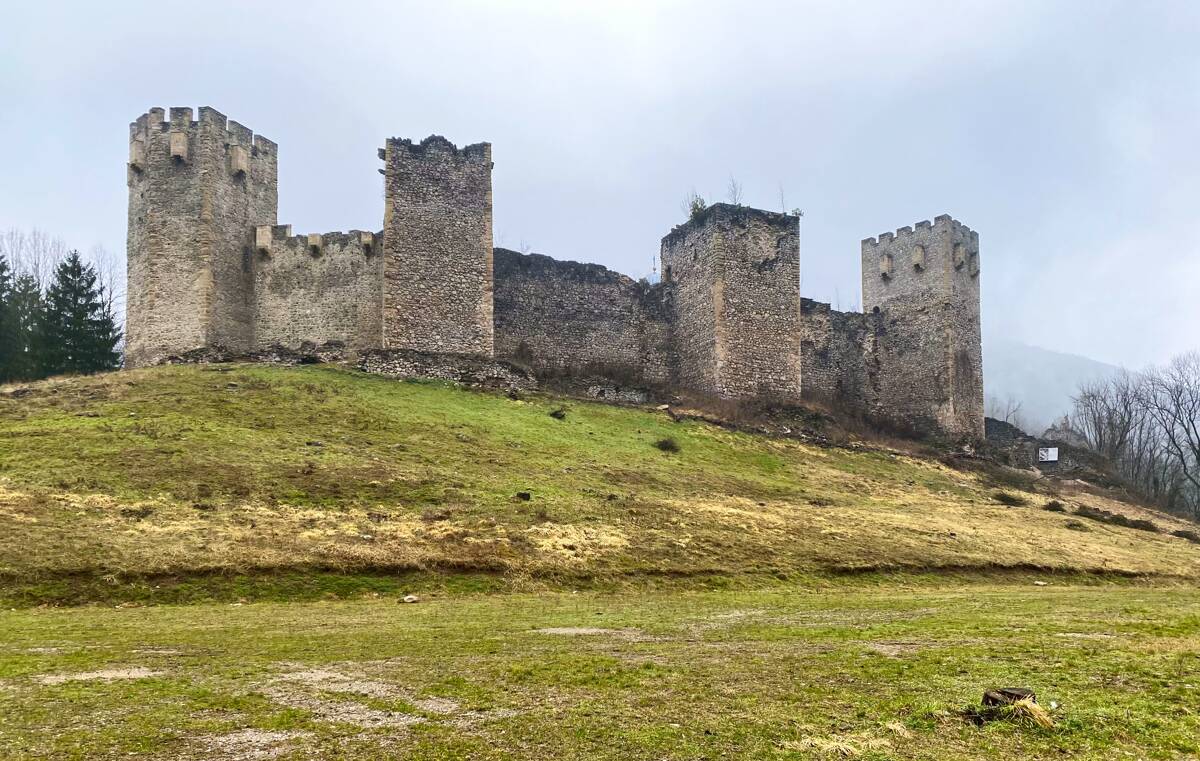 Ресавский Троицкий монастырь, Деспотовац (Поморавский округ, Сербия). дополнительная информация, Вид снизу от реки