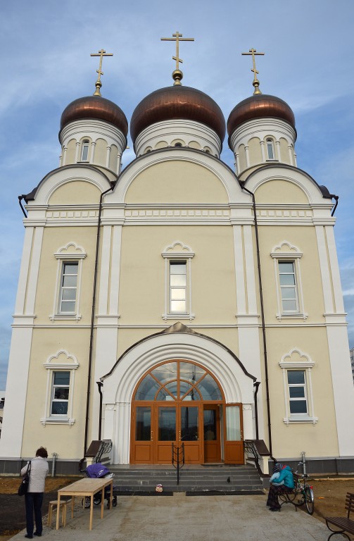 Косино-Ухтомский. Церковь Троицы Живоначальной в Кожухове. фасады, строительные леса с фасада храма еще вчера сняли, а сегодня 28 апреля 2016 года в храме уже прошла первая литургия