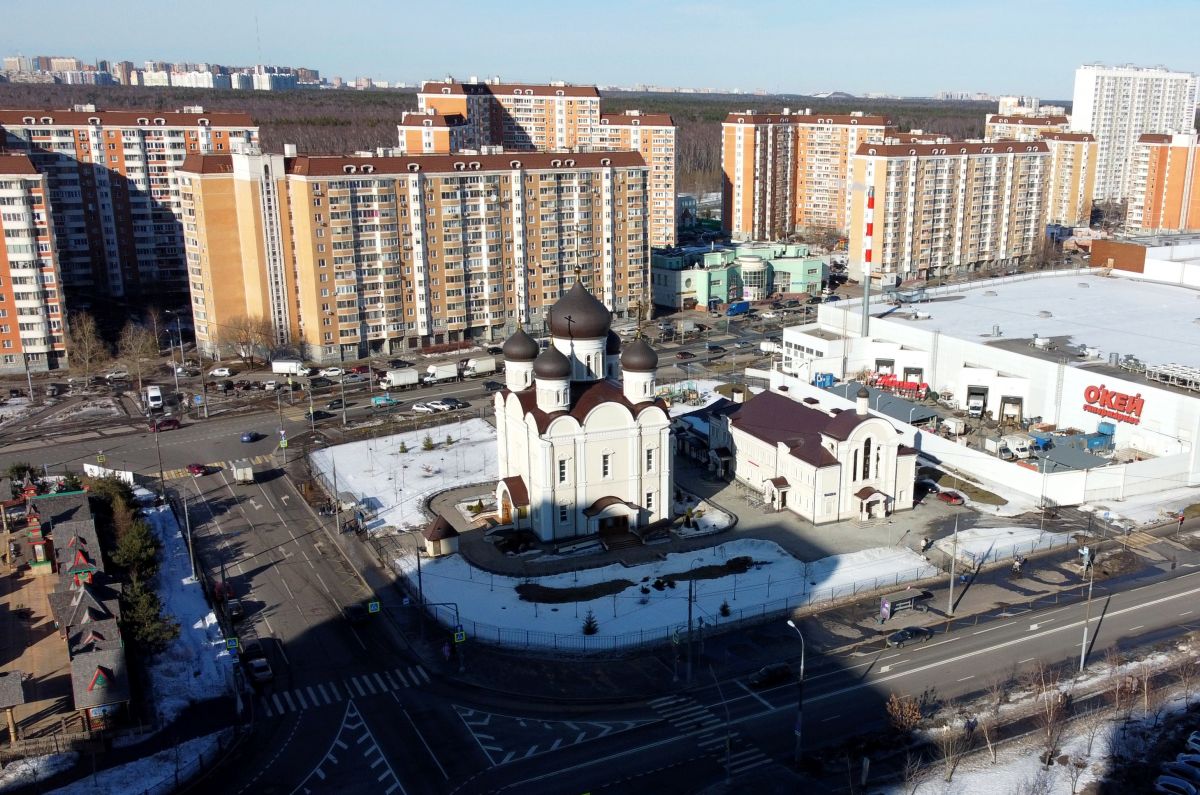 Церковь Троицы Живоначальной в Кожухове, Косино-Ухтомский (Восточный административный округ (ВАО), г. Москва). общий вид в ландшафте