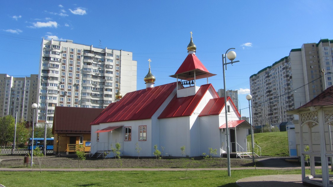 Церковь Анатолия и Протолеона Никомидийских в парке имени Артёма Боровика (временная), Марьино (Юго-Восточный административный округ (ЮВАО), г. Москва). фасады