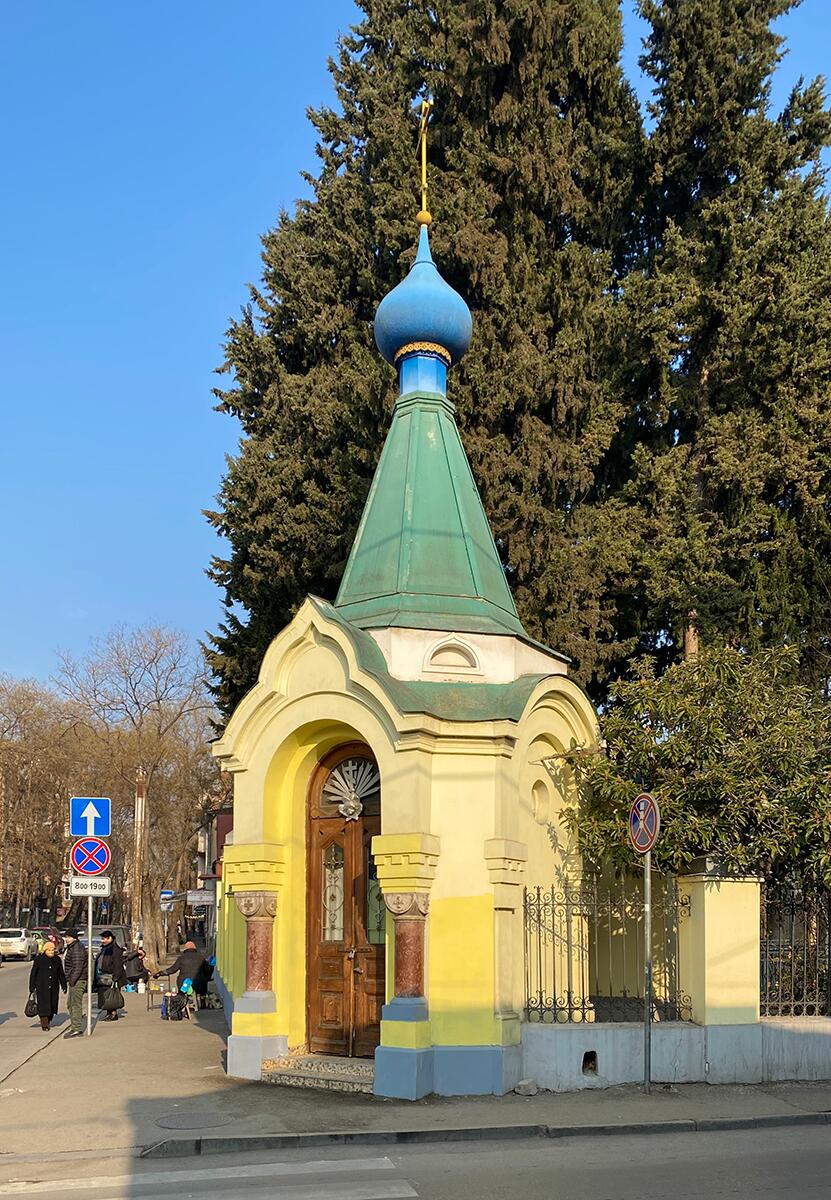 Часовня Феодоровской иконы Божией Матери, Чугуретский район (Тбилиси, город, Грузия). фасады, Вид вдоль улицы Джавахишвили