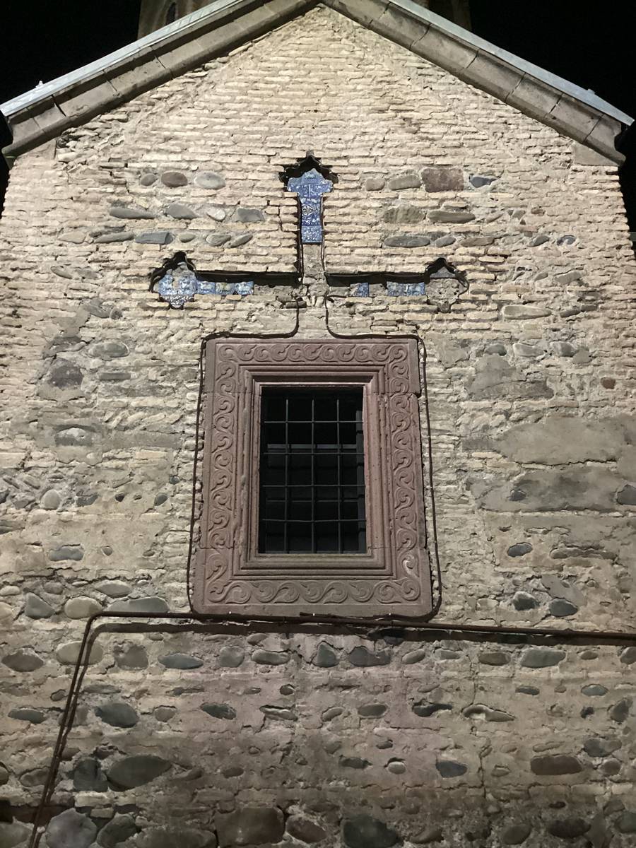 Окно на южном фасаде основного объема, архитектурные детали. Церковь Рождества Пресвятой Богородицы, Цхинвал (Южная Осетия, Прочие страны)