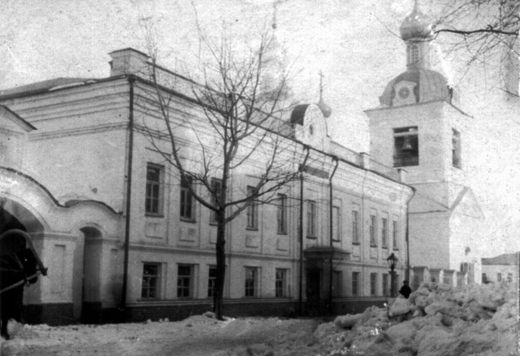 Собор Петра и Павла, Уральск (Западно-Казахстанская область, Казахстан). архивная фотография, Слева Духовное училище