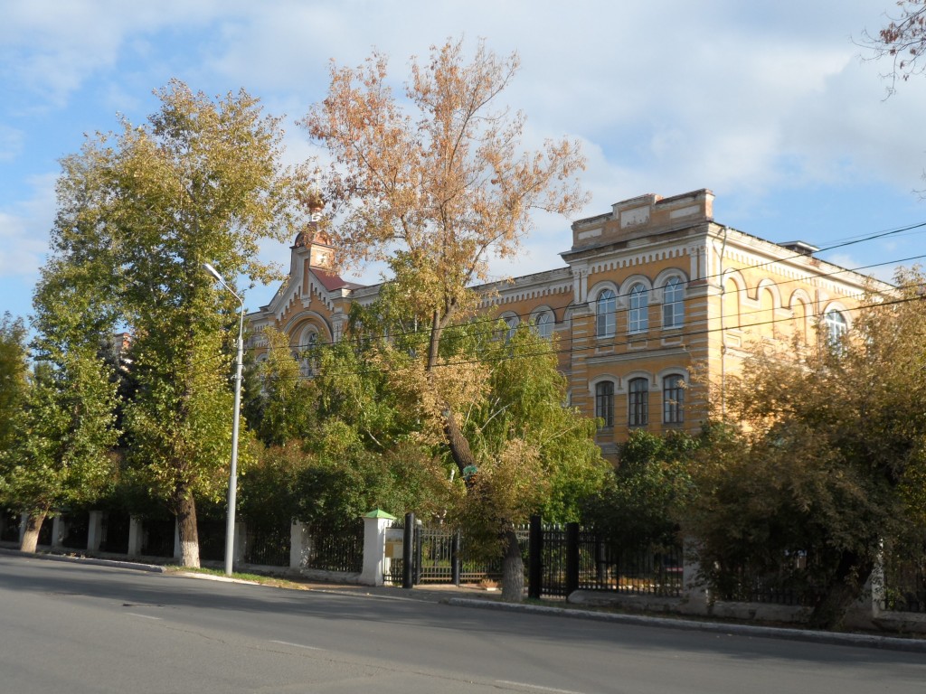 Оренбург. Церковь Трёх Святителей при Духовной семинарии. фасады