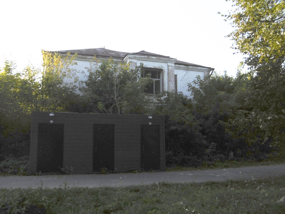Церковь Успения Пресвятой Богородицы, Козьмодемьянск (Козьмодемьянск, город, Республика Марий Эл). дополнительная информация, Заброшенное издание городского Дома пионеров, построенное  из кирпича разобранного храма и на его месте. 