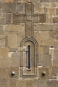 Церковь Троицы Живоначальной, окно и рельефный крест на западном фасаде<br>, Гергети, Мцхета-Мтианетия, Грузия