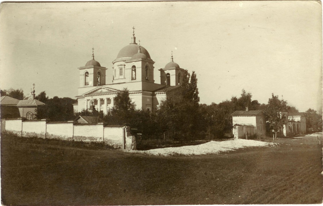 Саратов. Спасо-Преображенский мужской монастырь. Собор Спаса Преображения. архивная фотография, 1890—1917 год.Слева - здание Успенской церкви. с сайта http://oldsaratov.ru/photo/10516