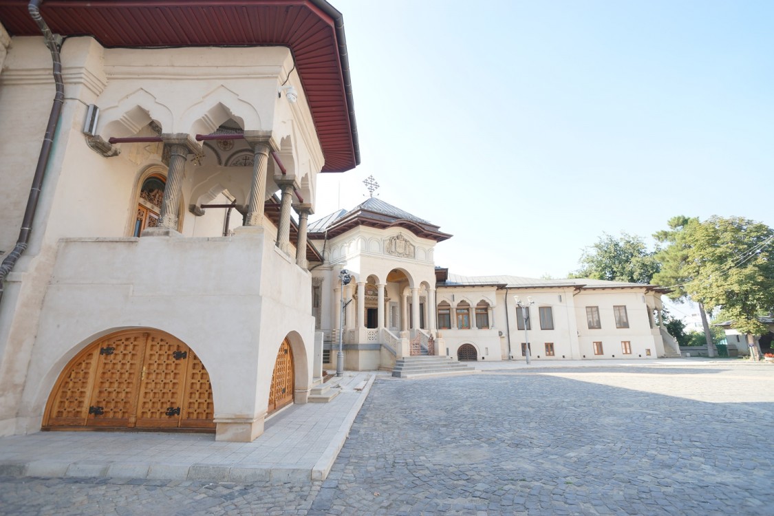 Патриархия Румынской Православной Церкви, Бухарест, Сектор 4 (Бухарест, Румыния). фасады