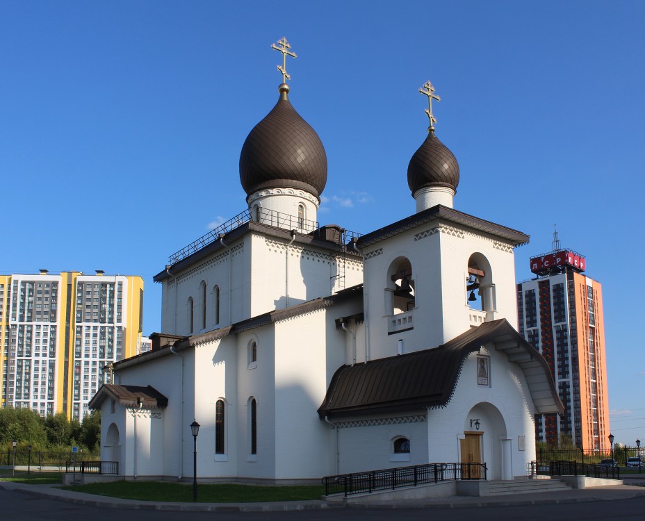 Церковь напротив панельки