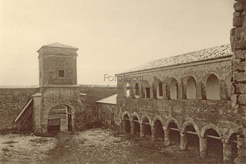 Комана. Монастырь Комана. архивная фотография, Фото с сайта http://fototecaortodoxiei.ro/6-805-manastirea-comana/album