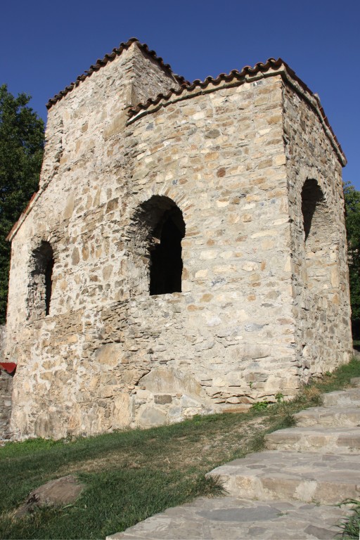 Шилда. Монастырь Успения Пресвятой Богородицы. Неизвестная церковь. фасады, Одна из самых старых церквей в Грузии
