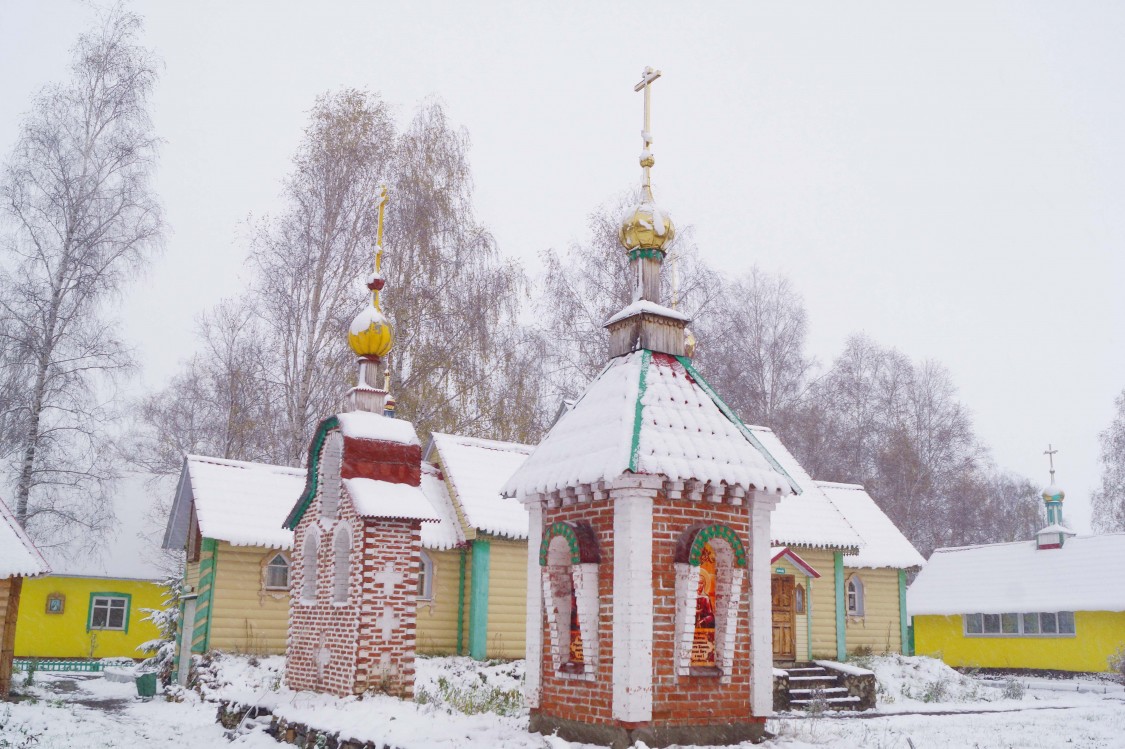 Богородице-Одигитриевское православное сестричество милосердия. Часовня Царственных страстотерпцев, Аша (Ашинский район, Челябинская область). общий вид в ландшафте