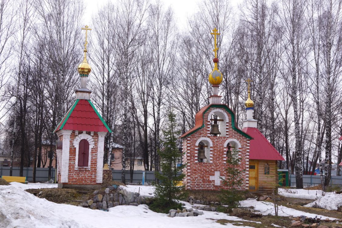 Богородице-Одигитриевское православное сестричество милосердия. Часовня Царственных страстотерпцев, Аша (Ашинский район, Челябинская область). фасады, Часовня Царственных страстотерпцев и звонница.