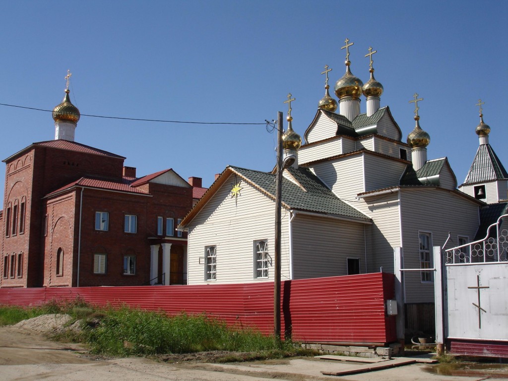 Якутск. Якутский Покровский монастырь. Церковь Покрова Пресвятой Богородицы. фасады