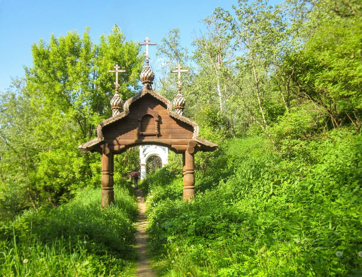 Часовня Казанской иконы Божией Матери, Лешково (Истринский городской округ и ЗАТО Восход, Московская область). дополнительная информация, Южные ворота на тропе от Благовещенского храма.