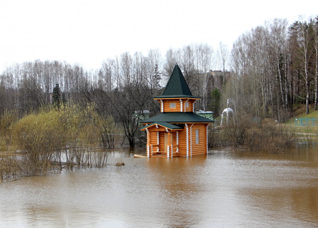 Нижнеивкино. Часовня Димитрия Солунского. фасады, Недостроенная часовня в весеннее половодье.