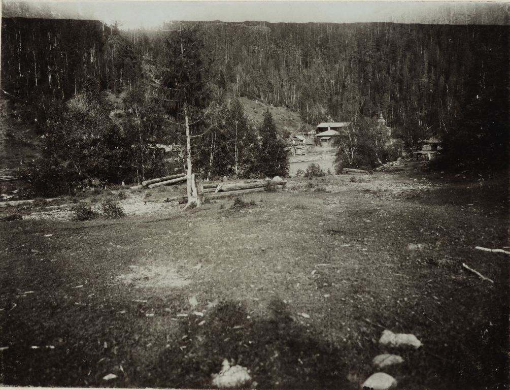 Ниловка. Нилова пустынь. архивная фотография, Фото 1895-1900 гг. Польская электронная библиотека https://polona.pl/item/nilovo-pustyn-vid-s-lugov-na-cerkov-i-dom-vystroennye-arhiereem-nilom,MTQzMTA1OTEy/