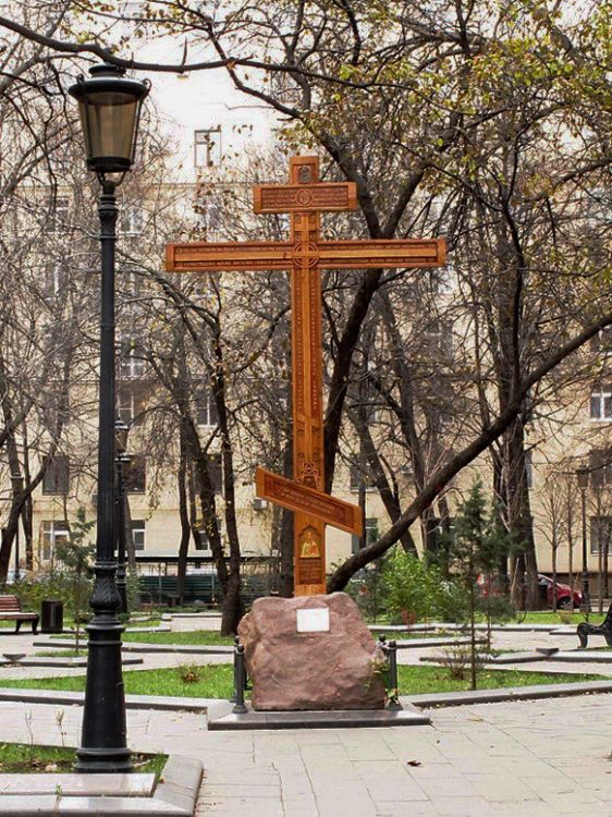 Церковь Ермолая Священномученика, что на Козьем болоте, Пресненский (Центральный административный округ (ЦАО), г. Москва). архитектурные детали, Поклонный крест и закладной камень.Общий вид.
